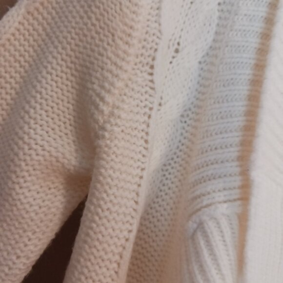 Nearly New Cable Knit Style Cozy Soft Cream Cardigan Sweater Button Front Sz M - Picture 6 of 12